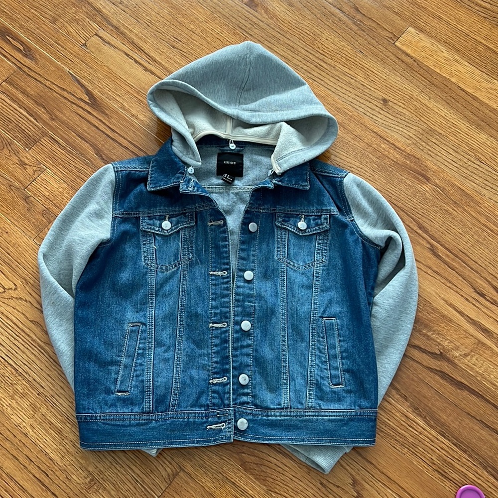 Jean jacket with detachable hood
